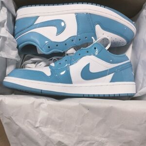 jordan 1 low se white legend blue s, size 9 us